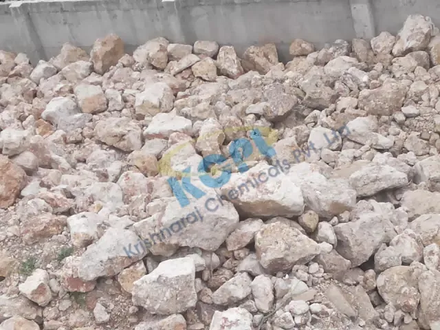 Raw bauxite lumps